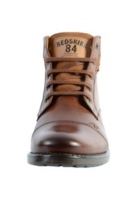 Botín de cuero marrón hasta el tobillo con un acabado suave, diseño clásico de cordones, cuello acolchado y detalles cosidos para mayor durabilidad.