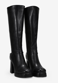 Stivali neri in pelle al ginocchio con tacco largo, texture liscia e una fascia con fibbia accentuata sulla caviglia.