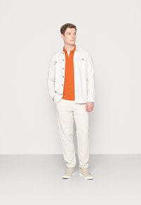 TOM TAILOR BASIC  - Polo - dry acorn brown