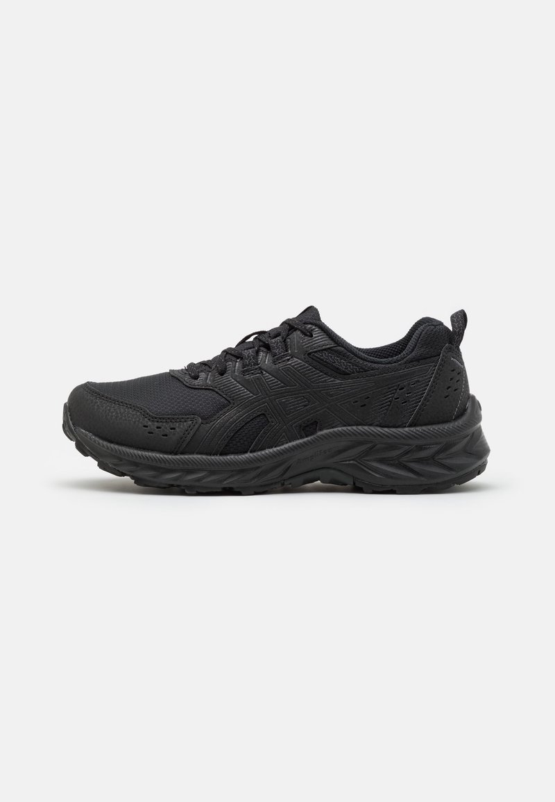 Baskets de sport noires avec dessus en mesh et synthétique, semelle épaisse texturée, fermeture à lacets et col rembourré, présentées de profil sur fond blanc.
