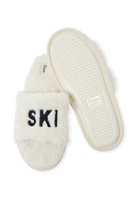 Pantofole bianche in pelliccia sintetica con cinturino nero ricamato con la scritta "SKI". Suola bianca antiscivolo in gomma con scanalature. Texture morbida e design aperto.