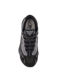 Αθλητικό παπούτσι σε μαύρο και γκρι χρώμα με πλέγμα και συνθετικά υλικά, στρογγυλεμένη μύτη, μαλακή σόλα, διακοσμητικά στοιχεία και λογότυπο στη γλώσσα.
