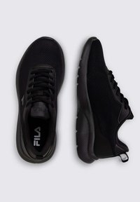 Zapatillas deportivas negras hechas de malla y material sintético, con una suela texturizada, punta redonda y diseño de cordones con una lengüeta.