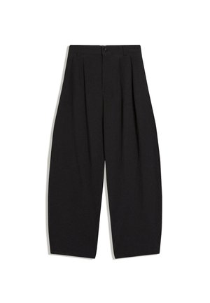 Sorte bukser med vide ben og høj talje, plisserede, med knap og lynlås foran, lagt fladt på en hvid baggrund.