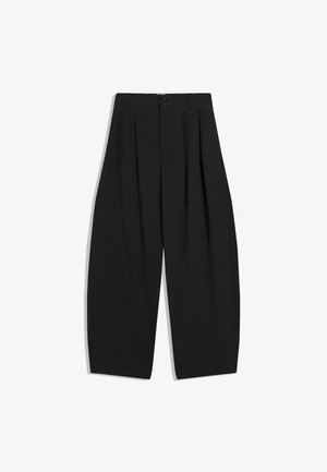 Sorte bukser med vide ben og høj talje, plisserede, med knap og lynlås foran, lagt fladt på en hvid baggrund.