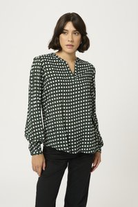 Tume roheline pika varrukaga blouse, millel on valge ja heleda rohelisega rombimuster. Lõige on V-kaelusega ja mugav, valmistatud kergetest materjalidest.