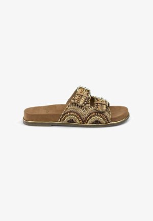 Sandales à glisser brunes avec deux boucles réglables, ornées de perles multicolores en un motif d'arc, en matériau doux ressemblant à du daim.