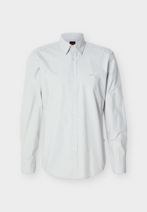 Biała koszula na długi rękaw zapinana na guziki, z ostrym kołnierzykiem i małym haftowanym logo "BOSS" na lewej piersi.