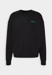 Černá mikina s kulatým výstřihem, dlouhými rukávy a žebrovanými manžetami. Na hrudi se nachází zelený výšivka "Night Addict".