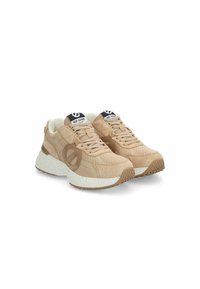 Zapatillas deportivas beige con materiales de ante y malla, puntera redonda, suela de goma y acentos con patrón. Presentan un logo en la lengüeta y un talón texturizado.