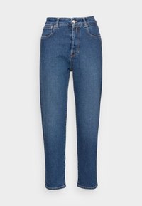 Jeans de mezclilla en azul oscuro con una cintura alta, diseño recto, bolsillos frontales y cierre de botón. Costuras limpias a lo largo de las costuras.