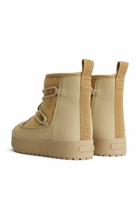 Tan high-top sneakers med en tekstureret ruskindsoverflade, gummisål, elastiske snørebånd og forstærkede hælfliker med prægede brandlogoer.
