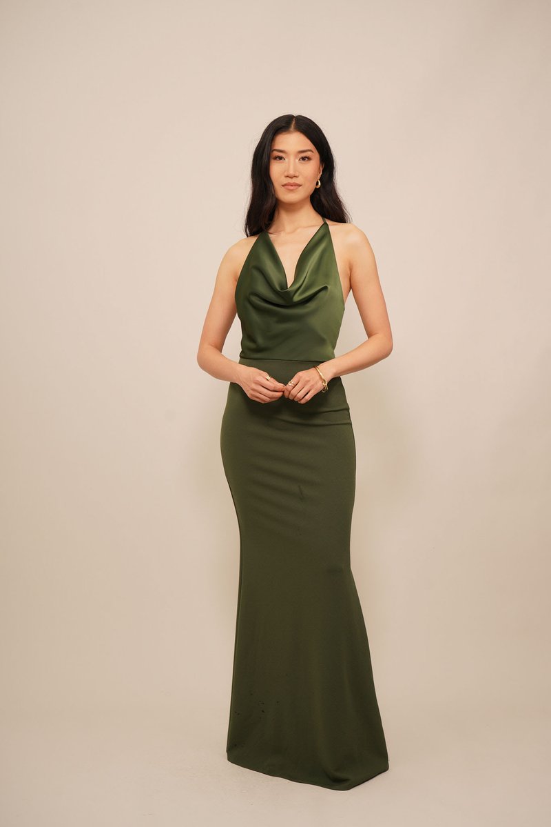 Satin groene halterjurk met een cowl halslijn, figuurvormend silhouet en een gladde afwerking, met een vloerlange zoom.