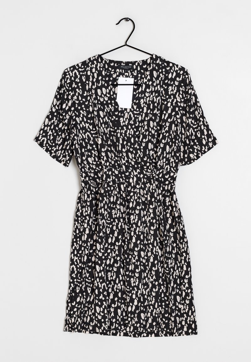 Černé šaty s krátkým rukávem, se vzorem v bílé a béžové barvě ve stylu abstrakce. Elastický pas, výstřih do V a viditelná visačka.