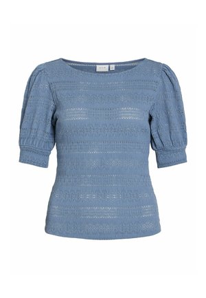 Šviesiai mėlyna mezginė palaidinė su tekstūrinėmis juostelėmis, trumpomis pūstomis rankovėmis ir plačia iškirpte. Audinys atrodo švelnus su subtiliais blizgesio akcentais.