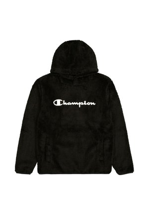 Čierna fleecová mikina s textúrovaným povrchom, má predné vrecko, nastaviteľnú kapucňu a biele logo "Champion" na chrbte.