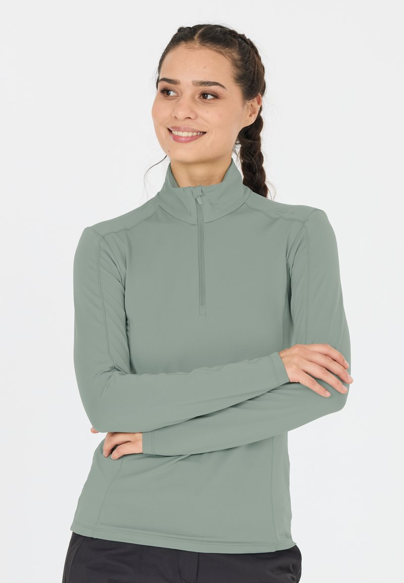 Lys grøn langærmet skjorte med halv-zip krave, tætsiddende design og glat tekstur. Sømdetaljer giver et struktureret udseende.