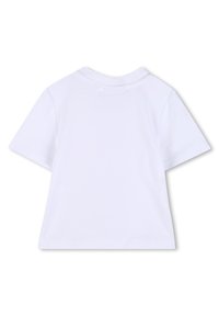 Κοντομάνικο, απλό λευκό μπλουζάκι από βαμβάκι. Διαθέτει στρογγυλή λαιμόκοψη και ομαλή, ομοιόμορφη υφή χωρίς ορατά μοτίβα ή διακοσμητικά στοιχεία.