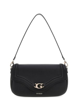 Schwarze Lederschultertasche mit einer geschwungenen Klappe, silberner "G" Schnalle und abnehmbarem Schultergurt, vorn mit der Marke "GUESS".