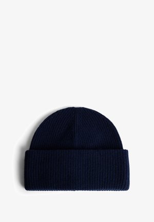 Granatowa, prążkowana czapka beanie z podwiniętym brzegiem. Miękka tekstura z pionowymi liniami na całej powierzchni. Brak widocznych logo lub ozdób.