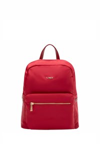 Zaino in nylon rosso con una texture liscia, un compartimento principale con zip, una tasca frontale con zip e una maniglia superiore. Dettagli in metallo dorato.