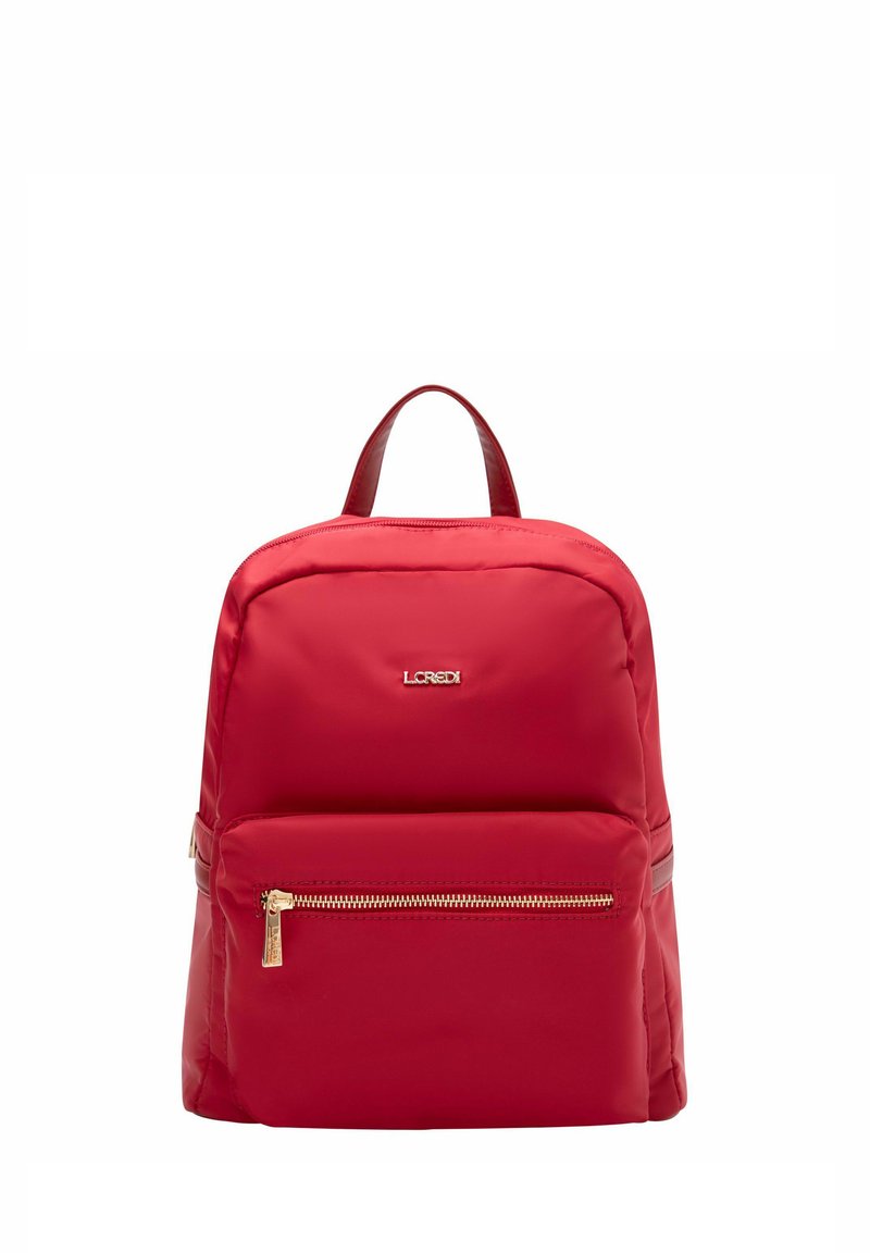 Zaino in nylon rosso con una texture liscia, un compartimento principale con zip, una tasca frontale con zip e una maniglia superiore. Dettagli in metallo dorato.