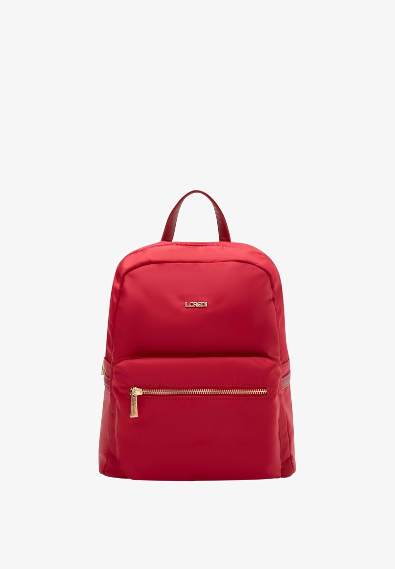 Zaino in nylon rosso con una texture liscia, un compartimento principale con zip, una tasca frontale con zip e una maniglia superiore. Dettagli in metallo dorato.
