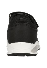 Schwarzer Sportschuh mit einem Mesh-Obermaterial, gepolstertem Kragen, Klettverschluss und weißer Zwischensohle, zeigt ein strukturiertes hinteres Paneel und eine rutschfeste Außensohle.