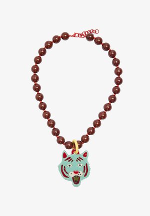 Naszyjnik z koralików z błyszczącymi, ciemnobrownymi koralikami, z zawieszką w kształcie wilka w kolorze turkusowym z czerwonymi akcentami i żółtą pętlą.