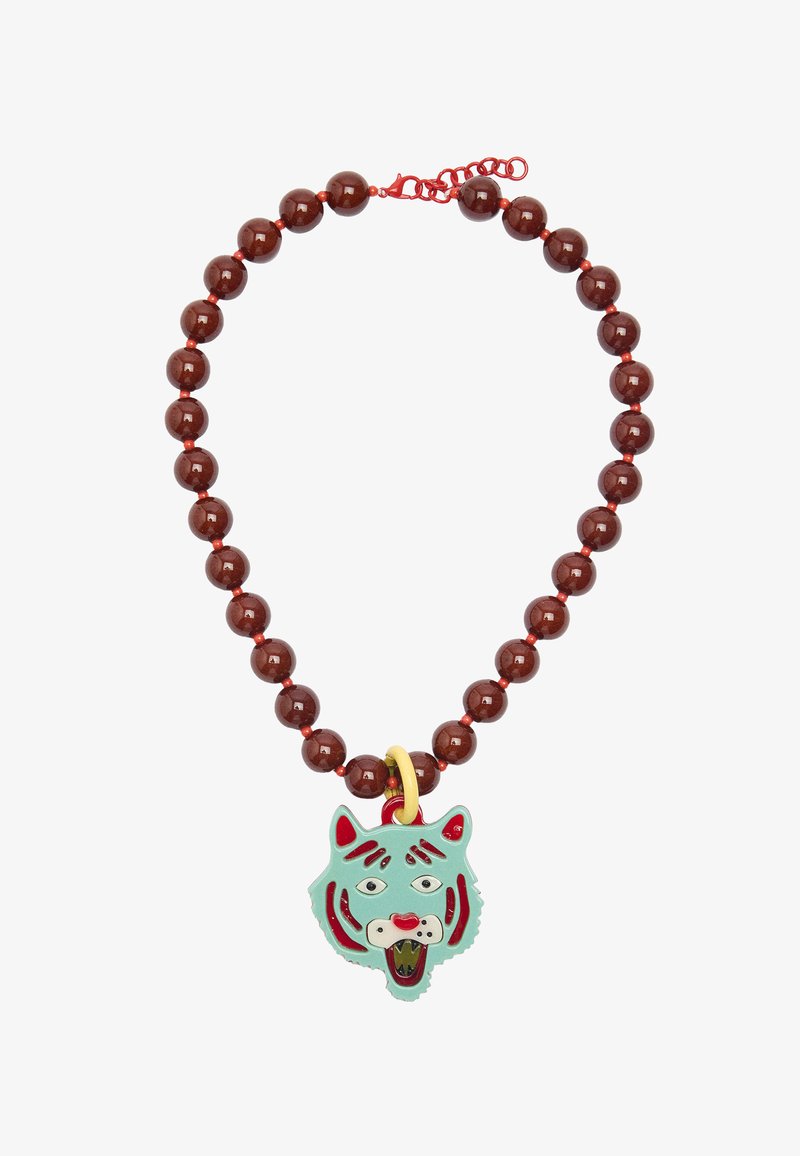 Naszyjnik z koralików z błyszczącymi, ciemnobrownymi koralikami, z zawieszką w kształcie wilka w kolorze turkusowym z czerwonymi akcentami i żółtą pętlą.