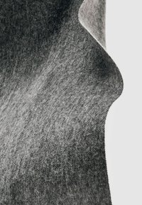 Sivá jemná látka s rôznymi odtieňmi; mäkká textúra, hladký povrch a vlnité, zvlnené okraje vytvárajú dynamický vzhľad.