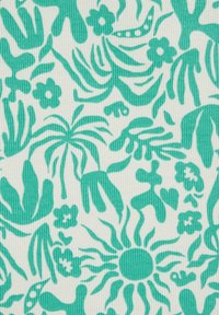 Tela estampada con un diseño tropical en turquesa que presenta plantas y flores sobre un fondo blanco estriado. Impresión texturizada y colorida.