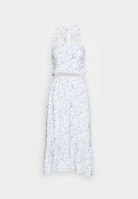 Vestido floral em azul claro e branco, apresentando um top curto, alças ajustáveis e uma saia fluida com camadas de babados na bainha.