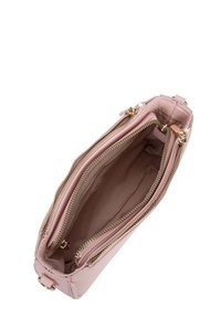 Borsa in pelle rosa con zip in tono dorato. L'interno presenta diversi scomparti e un rivestimento in tessuto liscio. Forma rettangolare compatta.