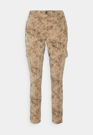Beige, tætsiddende bukser med blad- og fjerprint, der har lynlåslommer på hofterne og lommer med knapper på lårene.