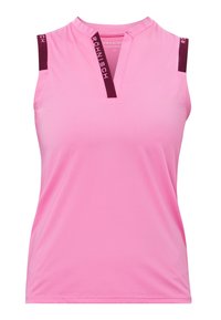 Vaaleanpunainen hihaton paita, jossa on V-pääntie ja joka on valmistettu sileästä kankaasta. Olkapäissä marooniväriset yksityiskohdat, jotka sisältävät brändin nimen.