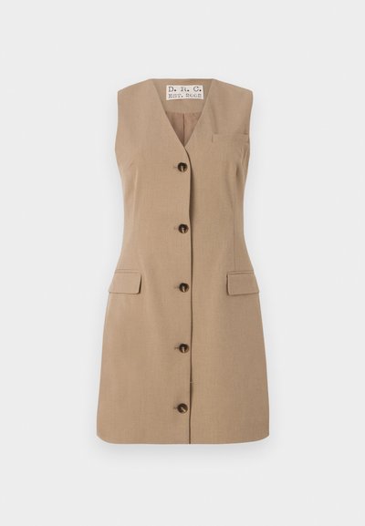 Vestido bege sem mangas com decote em V, cinco botões escuros na frente, dois bolsos com aba e um pequeno bolso no peito. Textura de tecido suave.