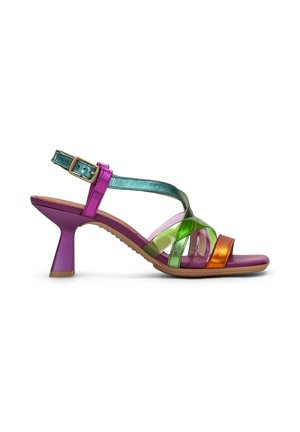 Sandalia de tacón multicolor con tacón morado, correas metálicas verdes y naranjas, y secciones transparentes. Incluye correa ajustable en el tobillo.