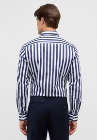 Langarmshirt met marineblauwe en witte verticale strepen, gemaakt van soepele katoen, met knoopmanchetten en een getailleerde pasvorm.
