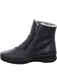 Schwarze Lederknöchelstiefel mit seitlichem Reißverschluss, strukturierten Oberfläche, Kunstfellfutter und einer niedrigen, flexiblen Gummisohle.