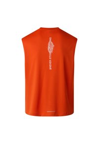 Camiseta deportiva sin mangas de color naranja, confeccionada con tela ligera, que presenta un diseño gráfico blanco y el texto "NEVER STOPPING" en la espalda.