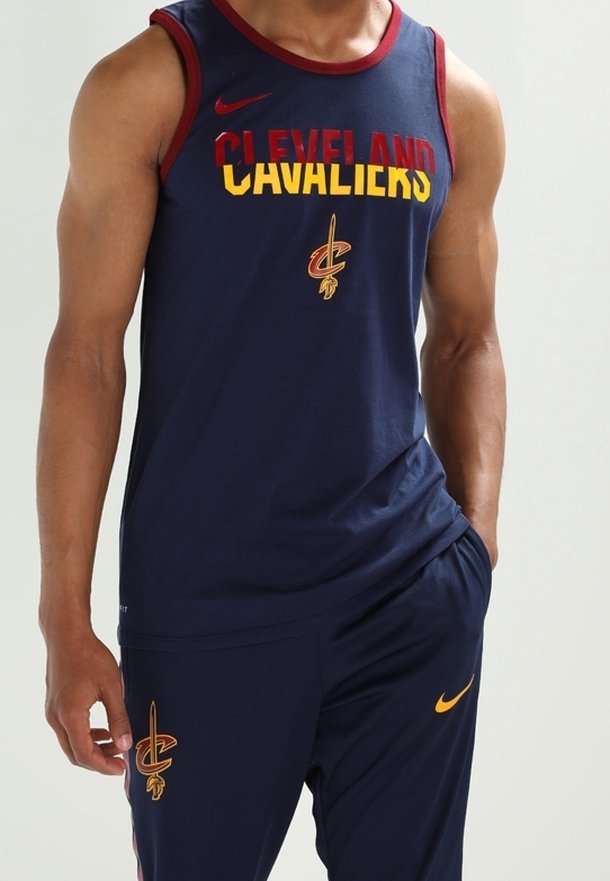 Sports tanktop fra Cleveland Cavaliers i marineblå med bordeaux accenter, med fed gult tekst og logo. Kombineret med marineblå shorts og logo.