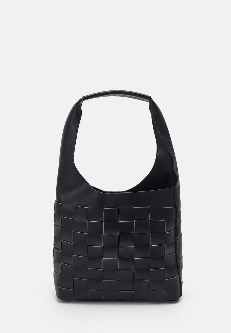 Sac d'épaule noir tissé avec une texture en cuir lisse et une poignée arrondie. Présente un motif en panier tressé et un dessus ouvert.
