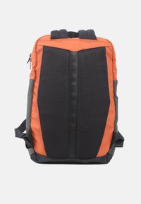 Oranje en zwarte rugzak met een mesh achterpaneel, gewatteerde schouderbanden en grijze zijkanten. Ritssluiting en versterkte handgrepen.