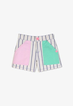 Pantaloncini bianchi con strisce verticali blu, caratterizzati da grandi tasche frontali rosa e verdi e una chiusura con bottone rosa.