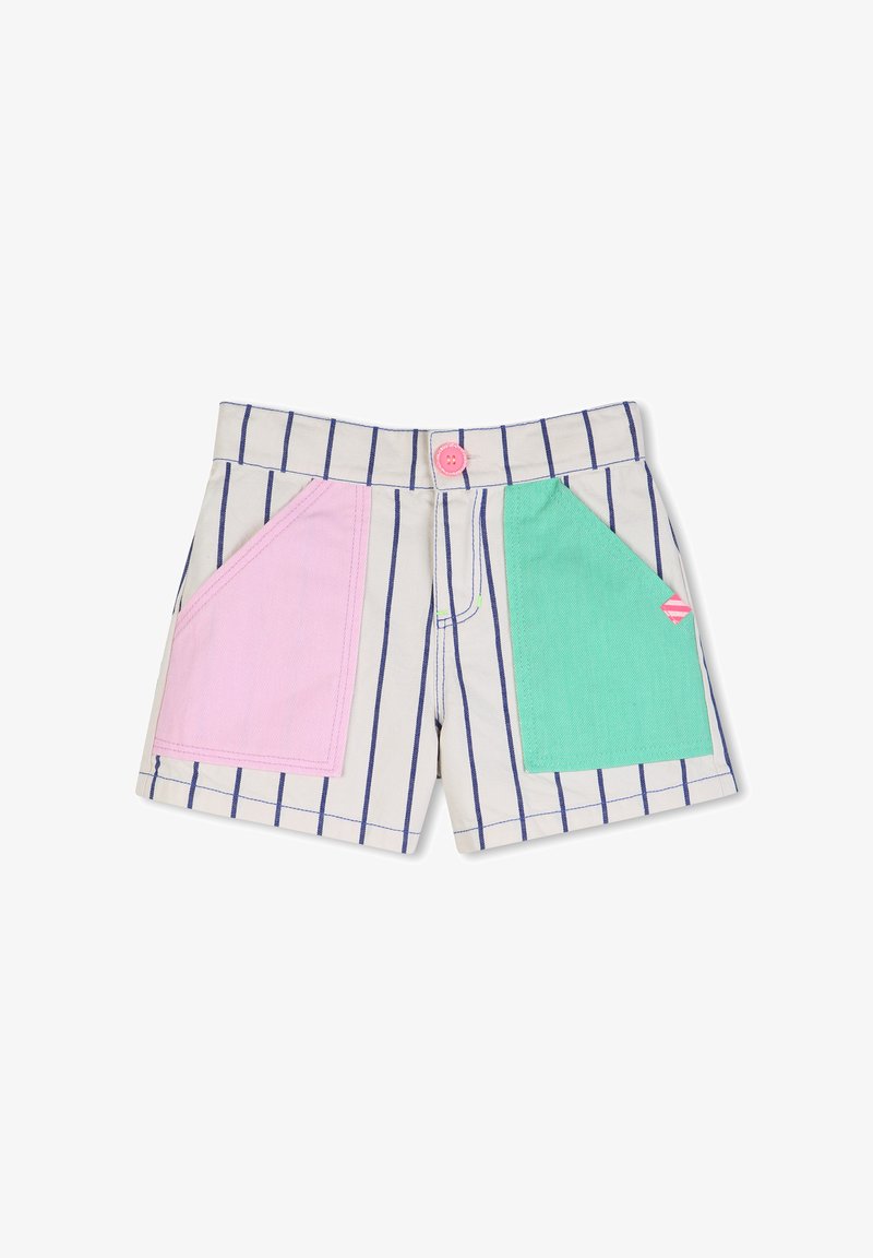 Shorts blancs à rayures verticales bleues, avec de grandes poches avant roses et vertes et une fermeture à bouton rose.