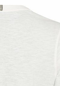 Witte katoenen T-shirt met een zachte textuur, ronde hals, en subtiele korrelpatroon, met een effen achterkant en contrasterend gestreepte details bij de hals.