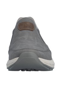 Grauer Slipper mit weißer Sohle und braunem, ledernen Aufnäher mit der Aufschrift "rieker seit 1874", von vorne vor weißem Hintergrund gesehen.