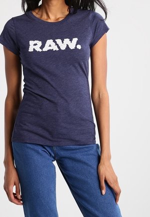 Marineblå tætsiddende t-shirt lavet af blød bomuldsblanding med fed hvid tekst "RAW." på brystet. Kortærmet og rund halsudskæring.