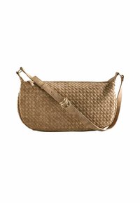 Gevlochten leren schoudertas in lichtbruin, met een gladde textuur, een verstelbare strap en accenten in goudkleurig metaal.